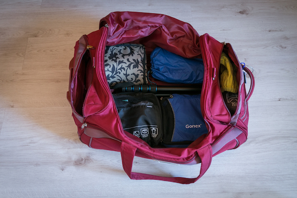 Les packing cubes dans la valise pour le voyage