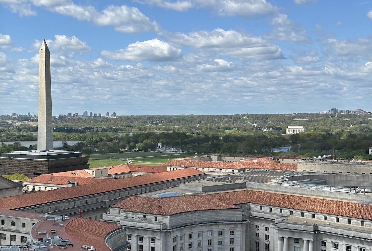 Vue du Washington Monument et du Mall depuis le Old Post Office / hôtel Trump / Waldorf Astoria 