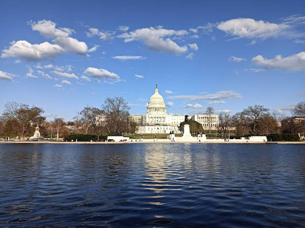 Le Capitole des États-Unis et sa Reflecting Pool, côté ouest