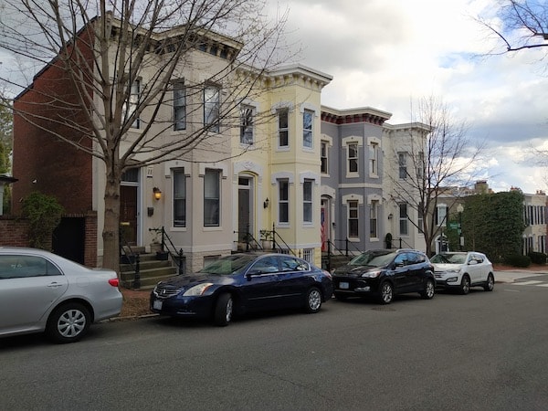 Les petites maisons colorées dans les rues du quartier de Georgetown, à Washington, DC