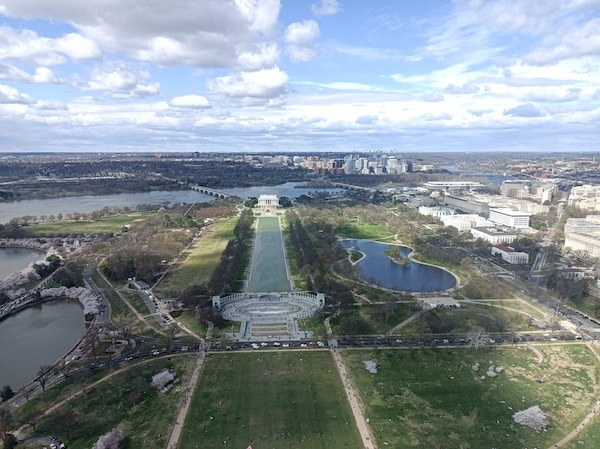Vue du Lincoln Memorial, de la Reflection Pool et du WWII Memorial depuis le haut du Washington Monument