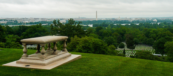 Le Cimetière d'Arlington à Washington avec la tombe de JFK